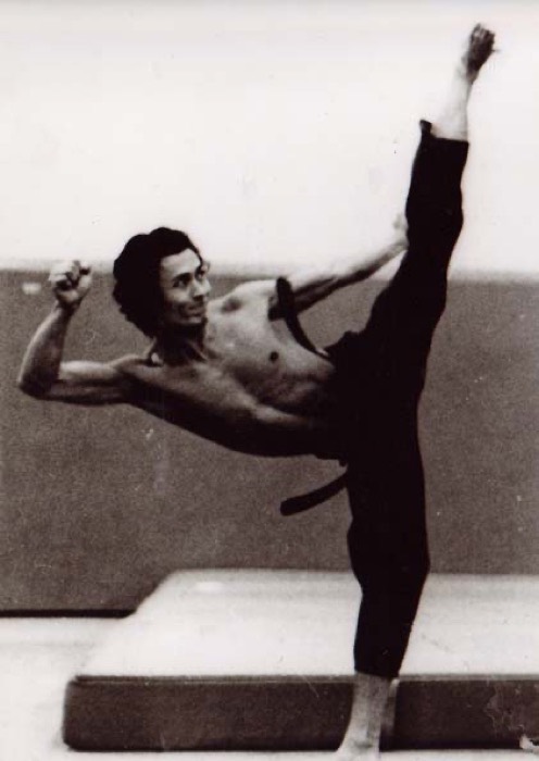 Michel Chapuis, fondateur de l’école Bach Hô, en garde jambe levée